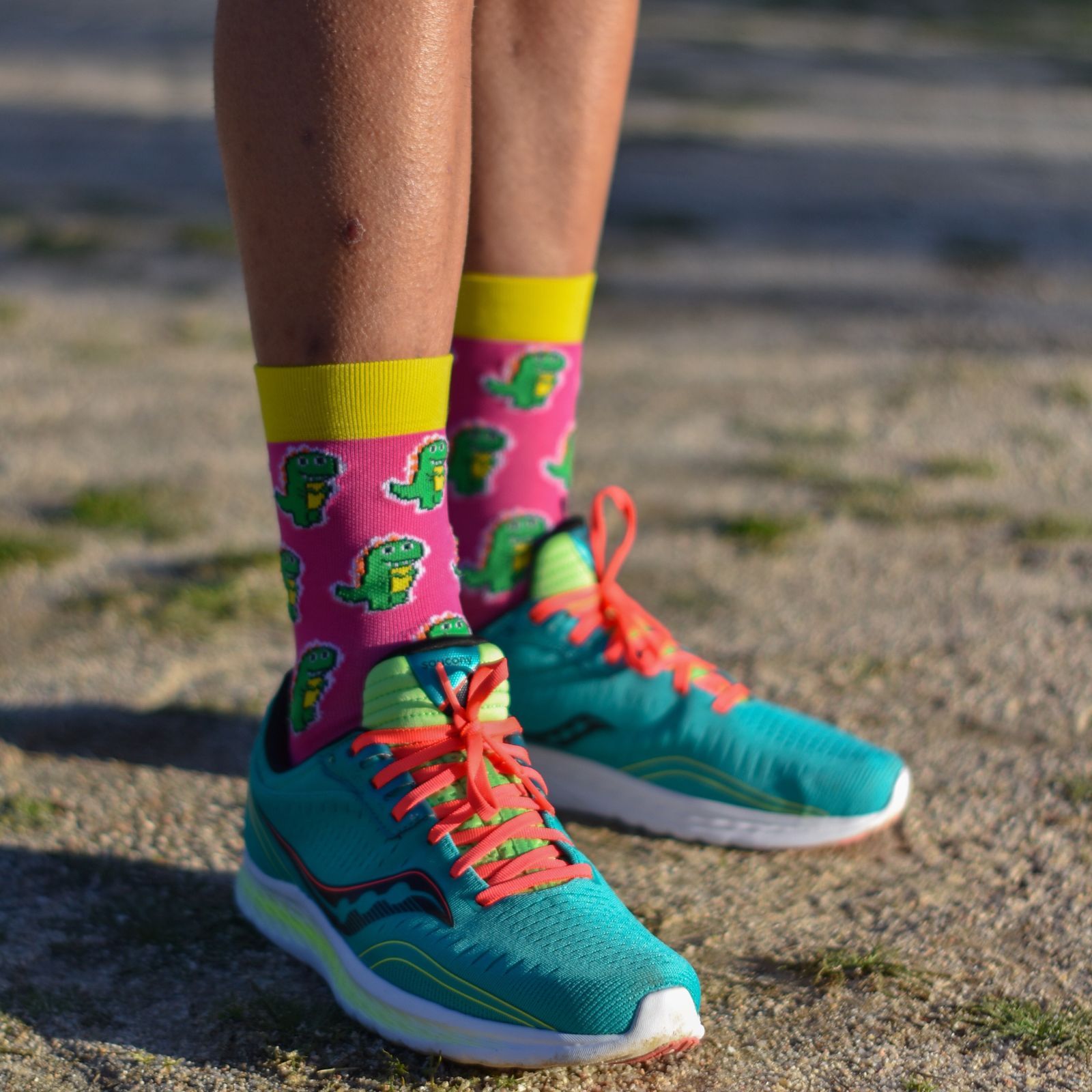 dinos_rosa Calcetines running divertidos